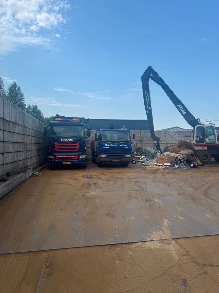 Vrachtwagens en kraan op het terrein van Metaalhandel Hoebeke