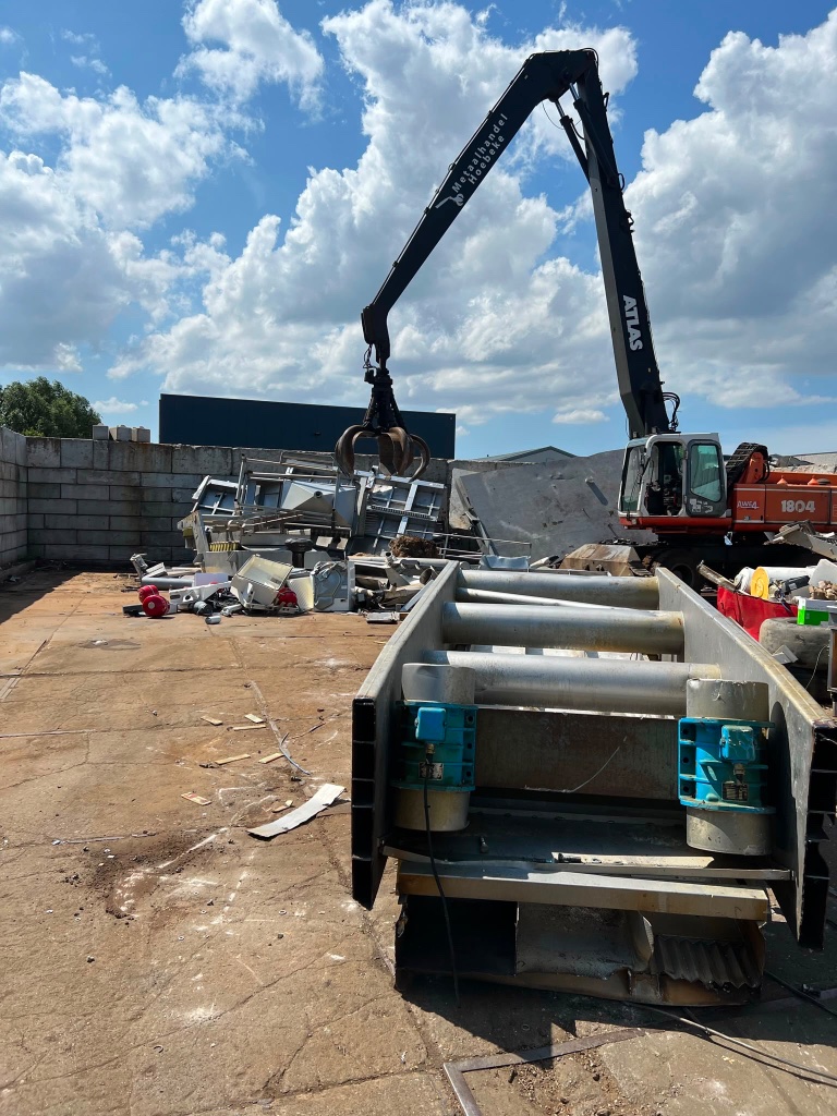 Transport van groot industrieel materiaal op dieplader Hoebeke