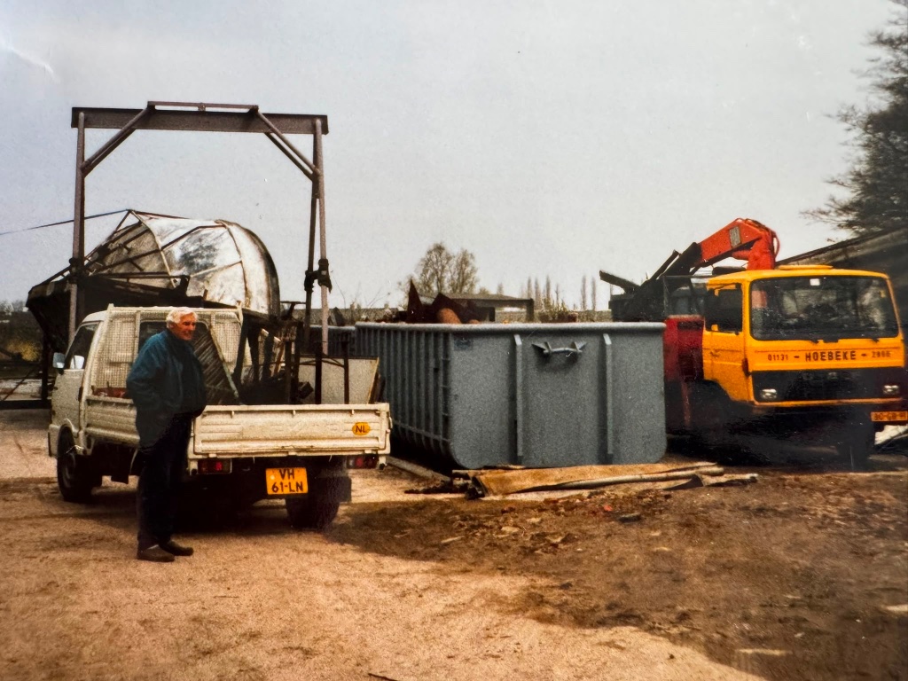 Gele DAF Hoebeke vrachtwagen met man ervoor