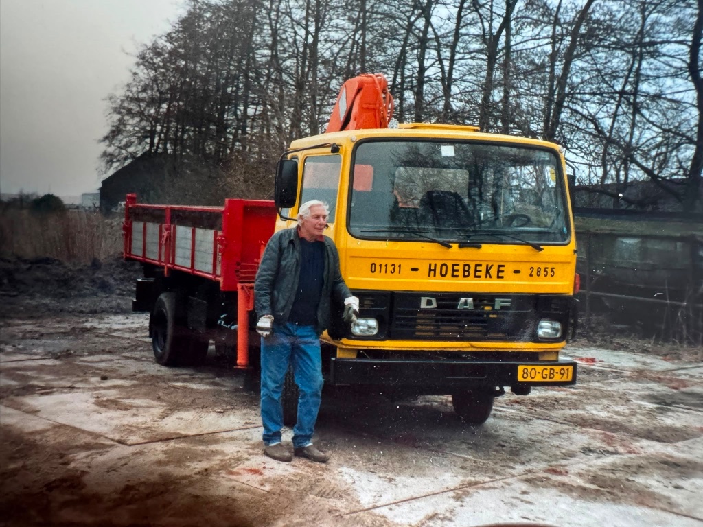 Man in machine op het terrein van Metaalhandel Hoebeke, historisch