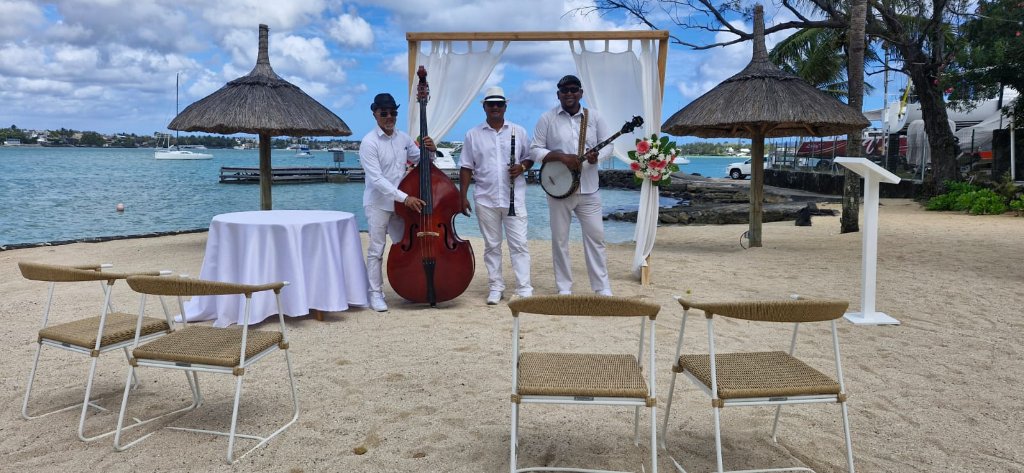 Fabulous Jazz Band — Trio acoustique en tenue blanche sur la plage, Île Maurice par Inovaci