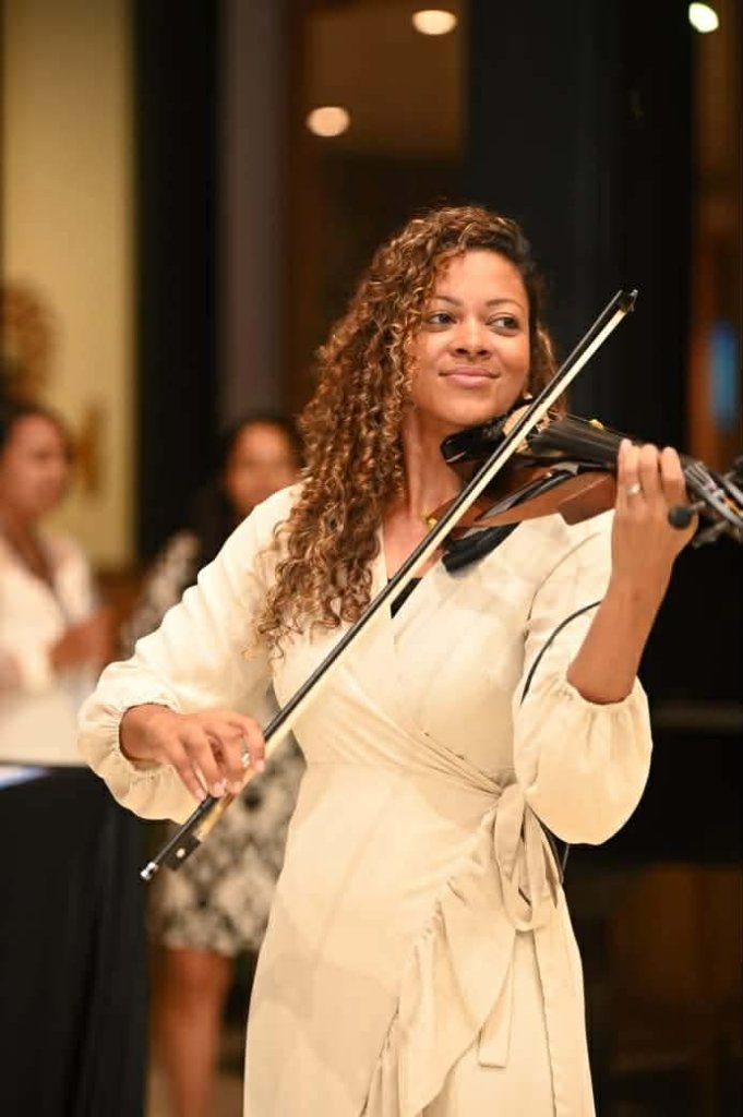 Mélissa — Violoniste live pour mariage et événements à l'Île Maurice, par Inovaci
