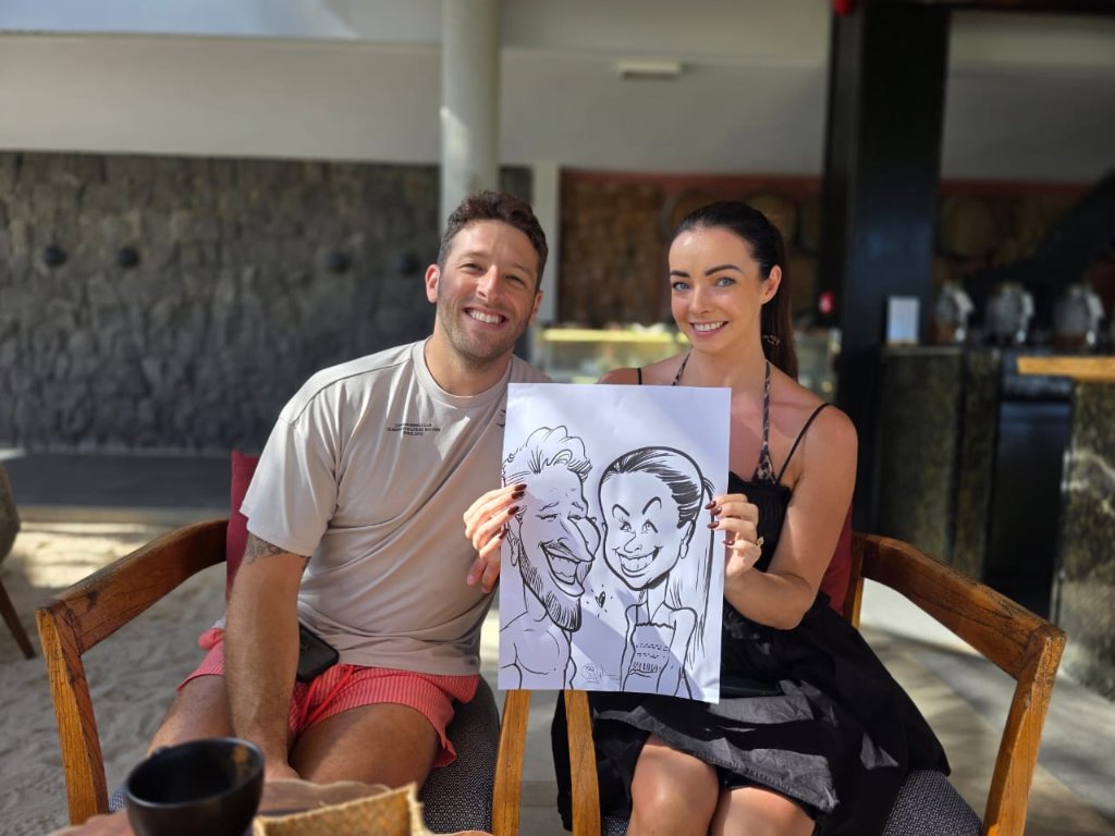 Warren Le Caricaturiste — couple présentant sa caricature, animation événementielle Île Maurice par Inovaci
