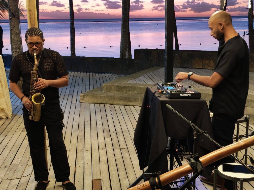 David Joan — DJ et saxophoniste live sur deck face au coucher de soleil, animation mariage Île Maurice par Inovaci