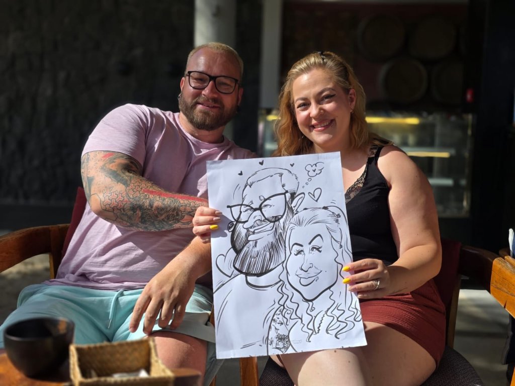Warren Le Caricaturiste — couple et sa caricature dessinée sur le vif, animation Île Maurice par Inovaci