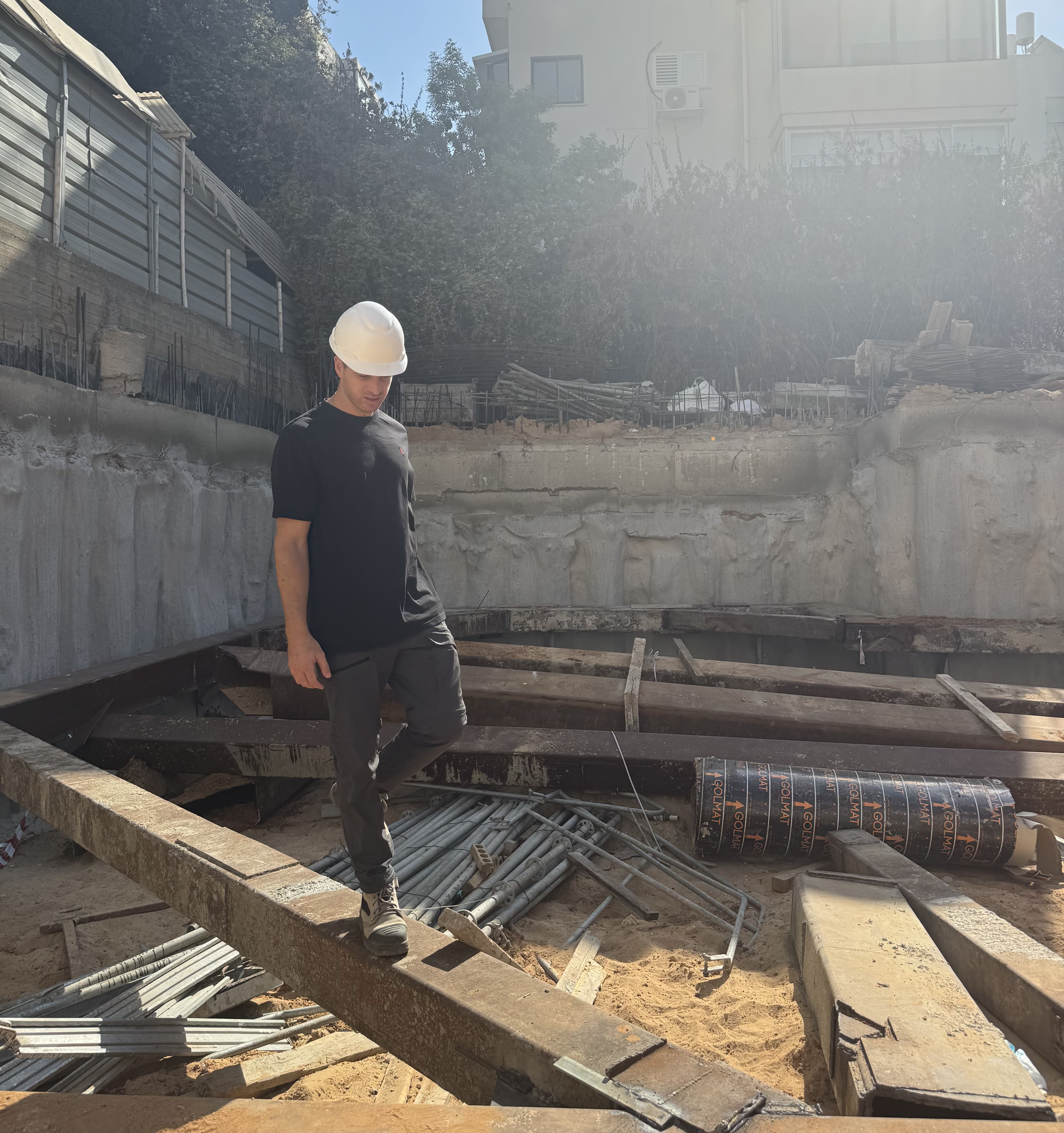 מנשה אשכנזי - מהנדס קונסטרוקציה באתר בנייה