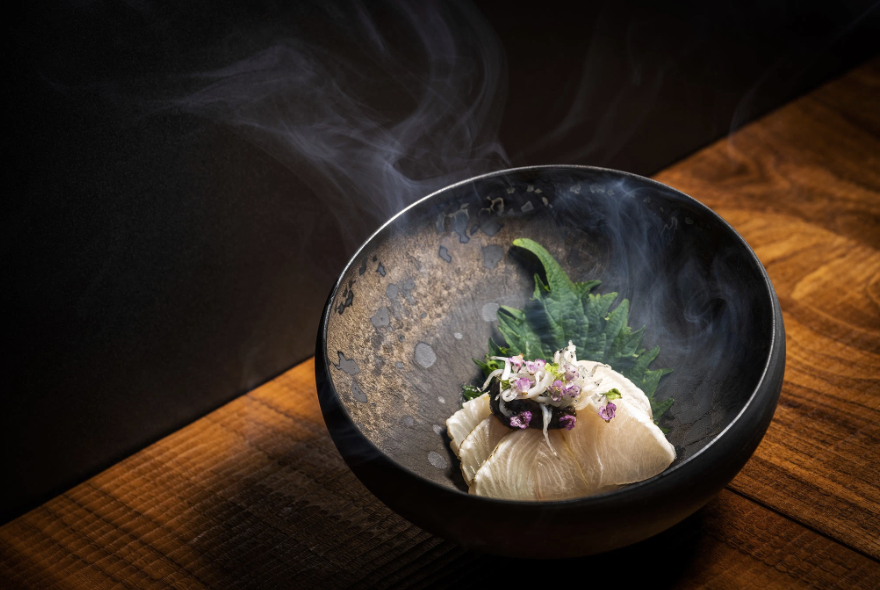 Geräucherter weisser Fisch-Sashimi mit violetten Blüten