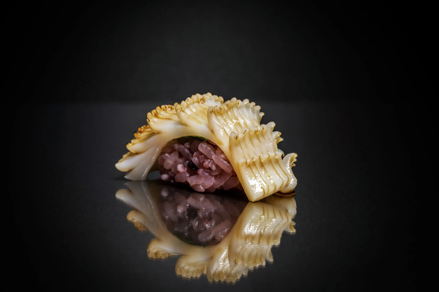 Tintenfisch-Nigiri auf Essigreis