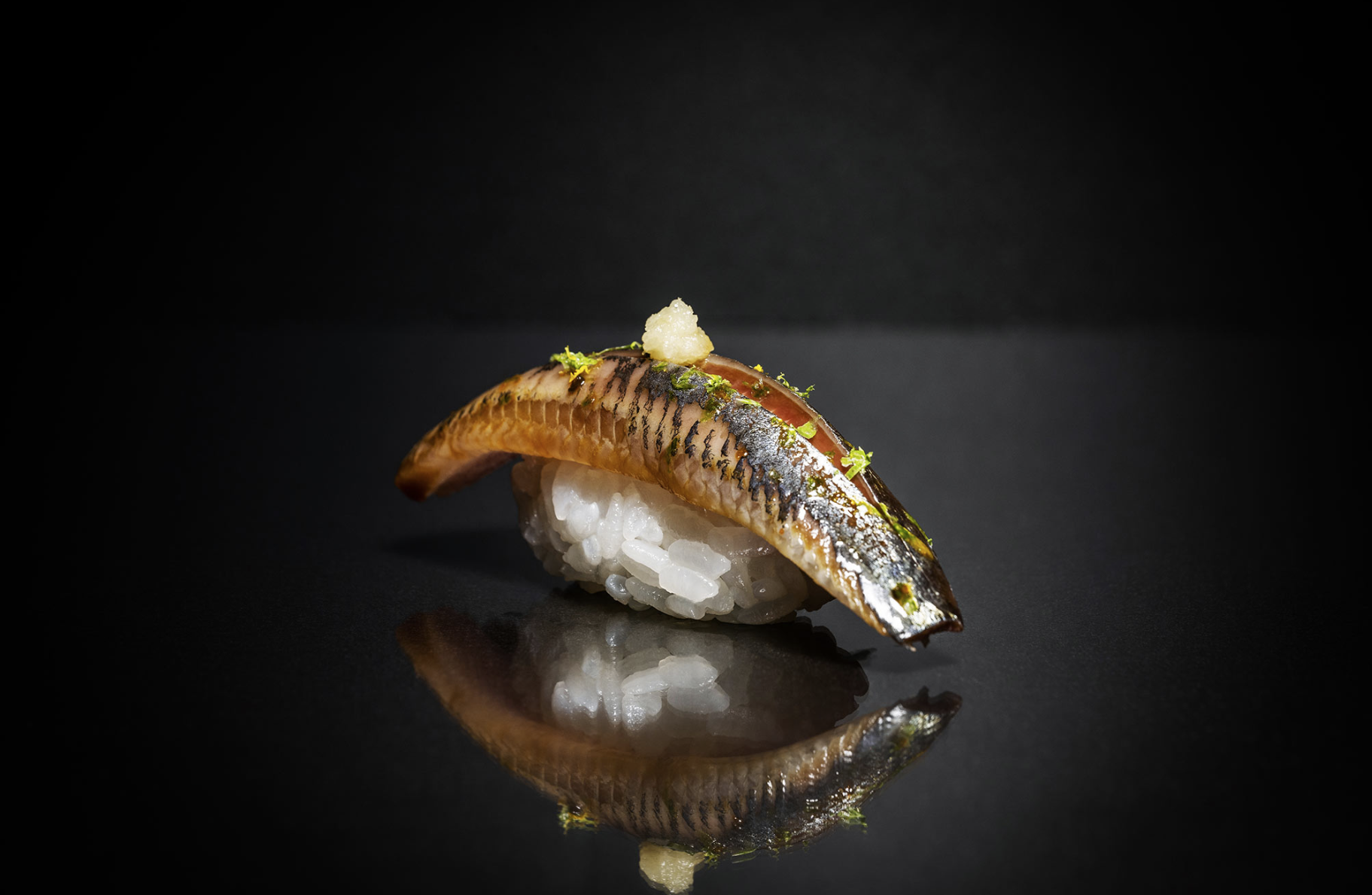 Makrelen-Nigiri mit gratinierter Haut