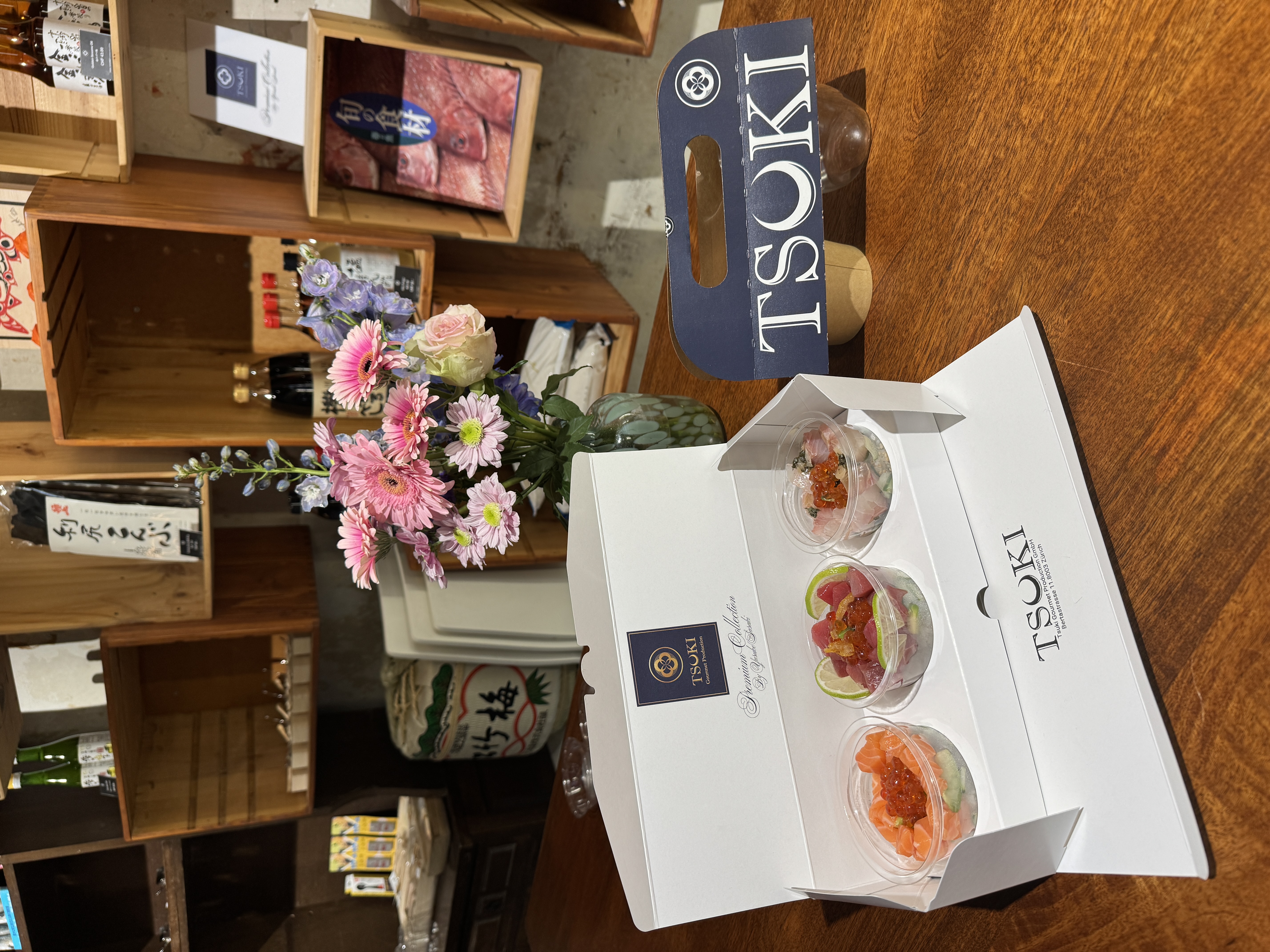 Frisches Sushi – Nigiri auf dunklem Schiefer