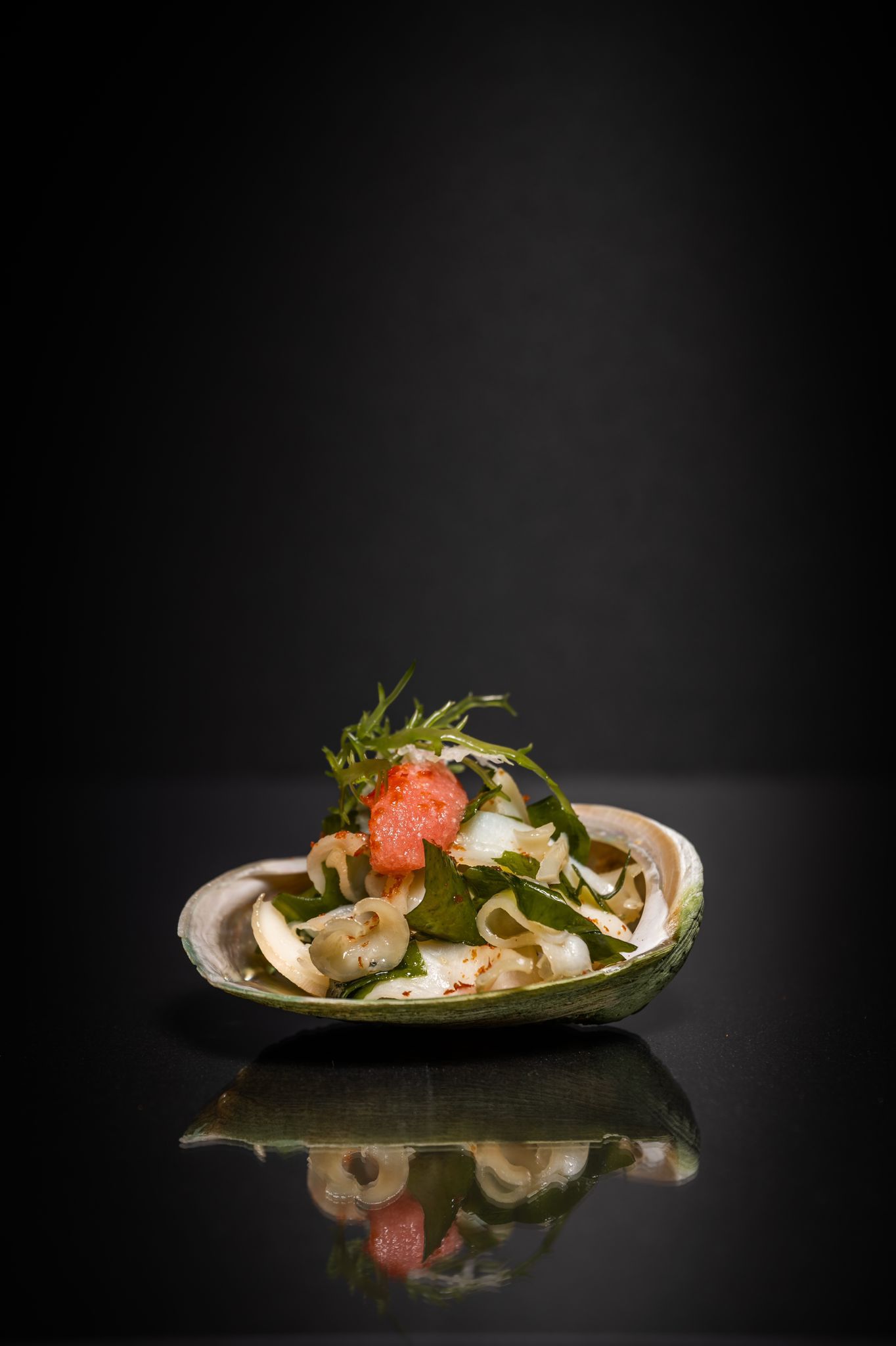 Muschelschale mit Meeresfrüchten, Kaviar und Kräutern