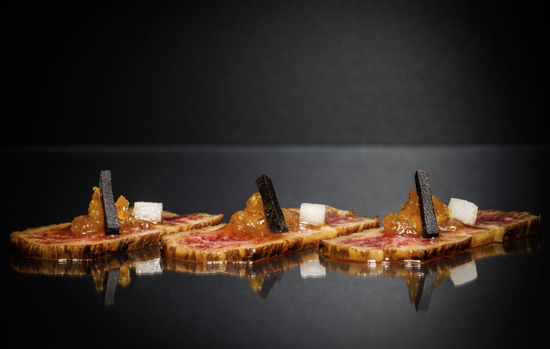 Gebratene Rindfleisch-Scheiben mit Garnitur