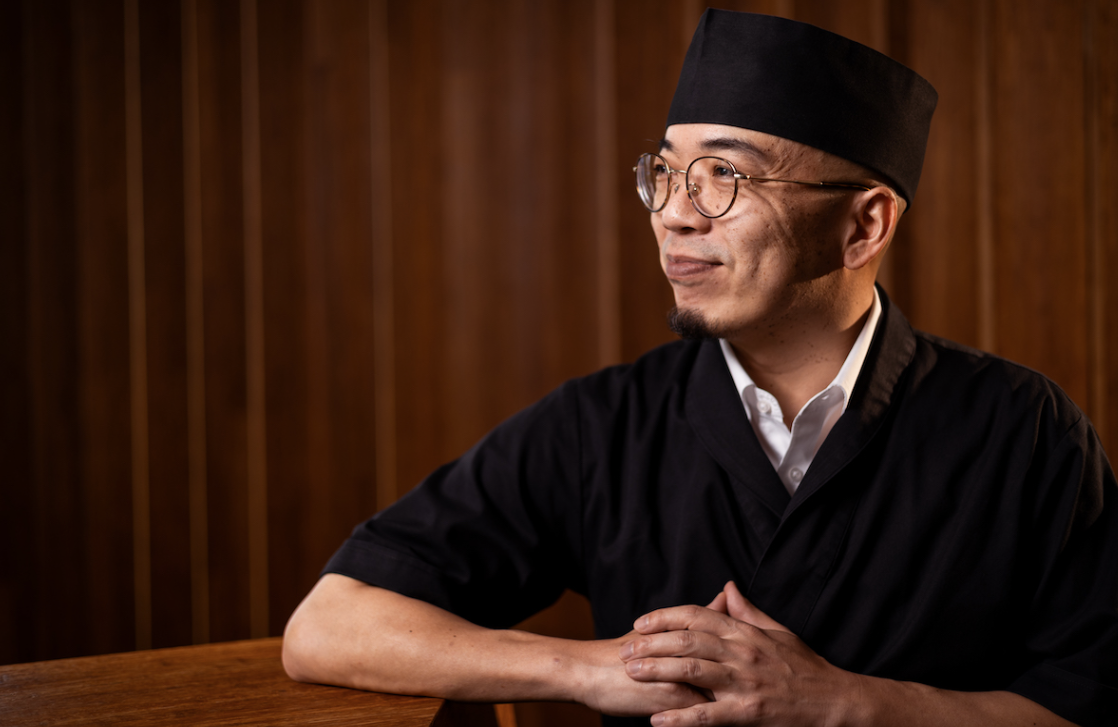 Koch arrangiert eine Sushi-Bootsplatte
