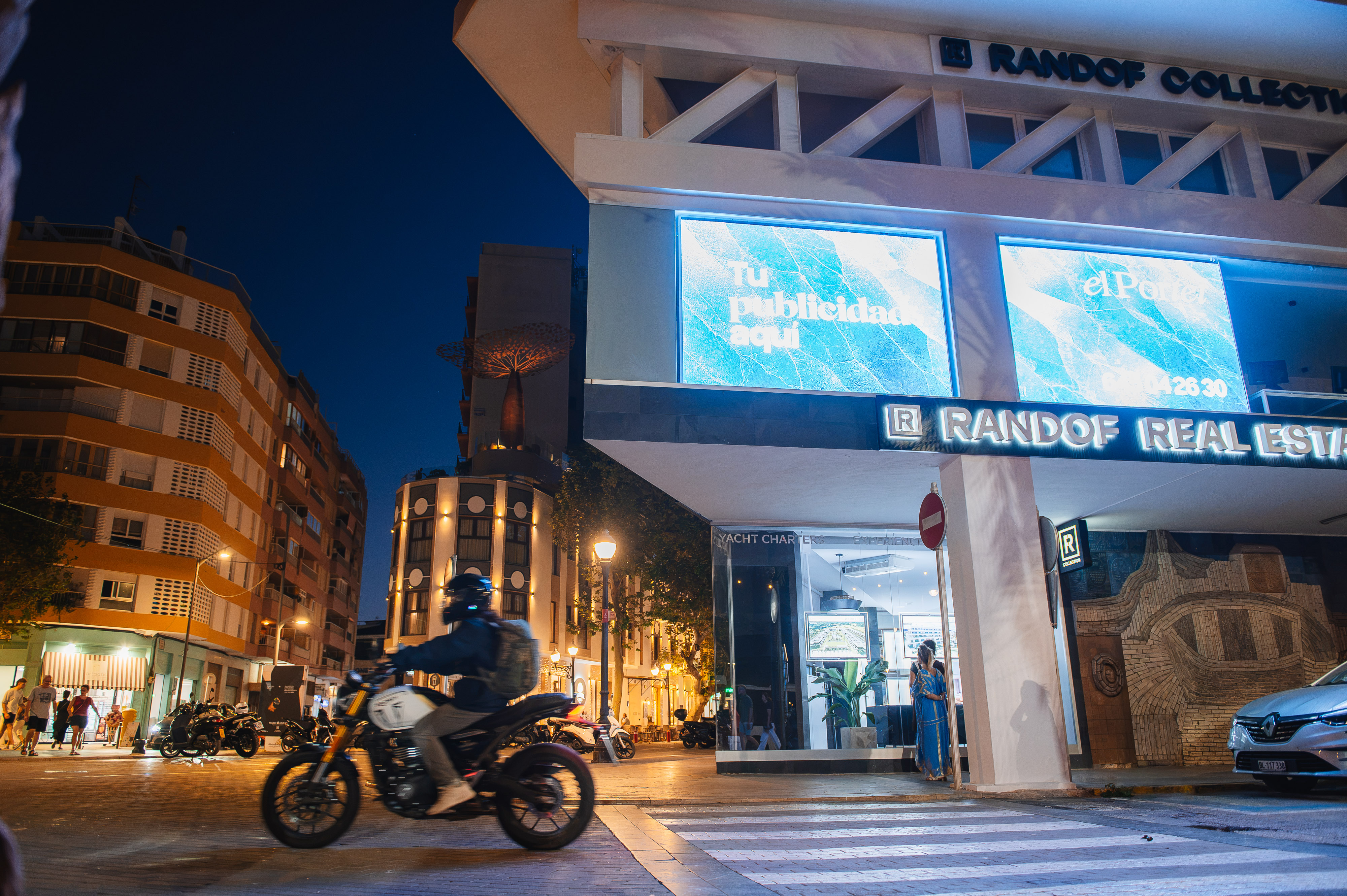 Pantalla LED de publicidad frente al puerto de Dénia