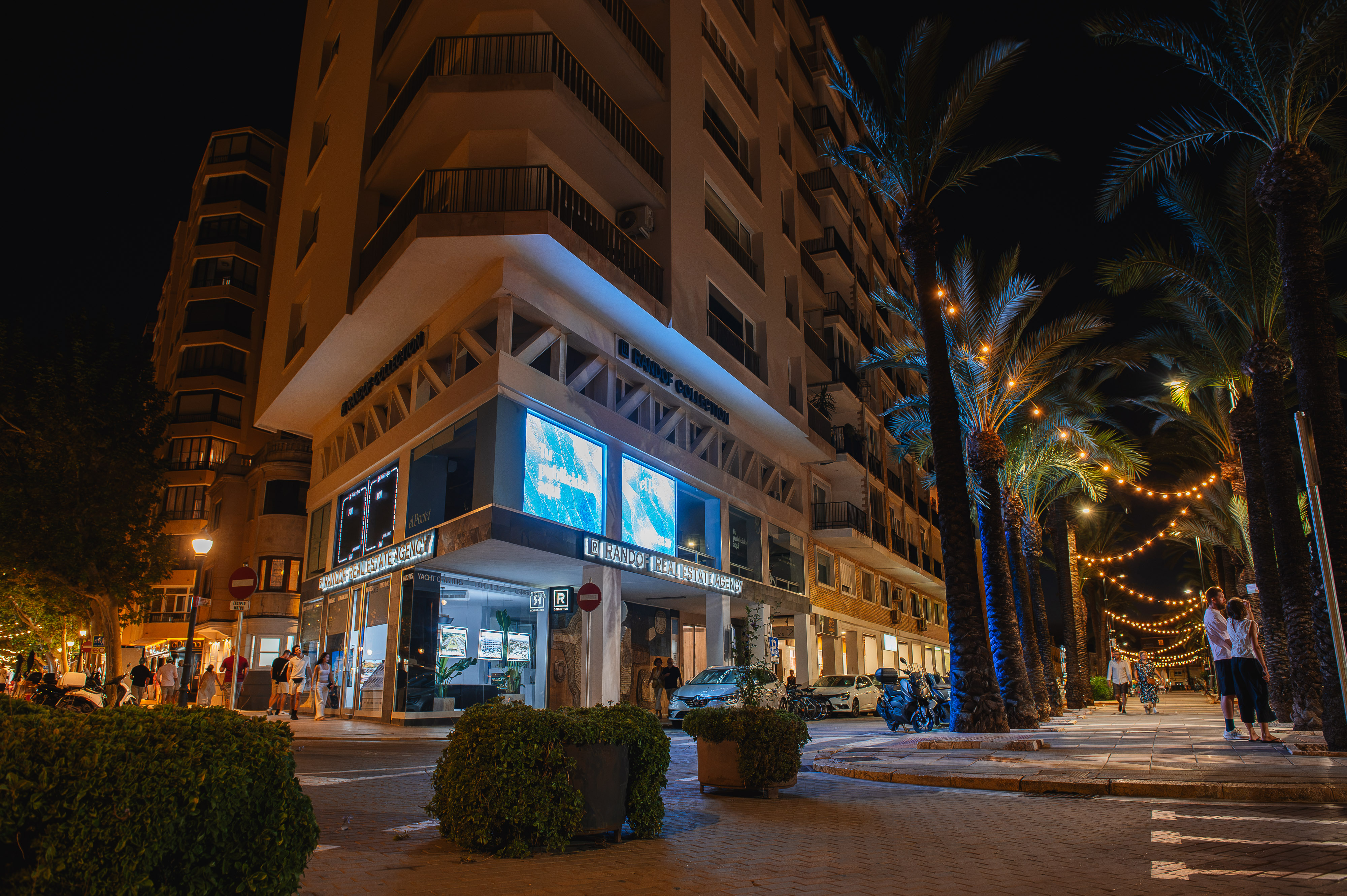 Fachada del club de negocios en el puerto de Dénia de noche, con pantallas LED encendidas