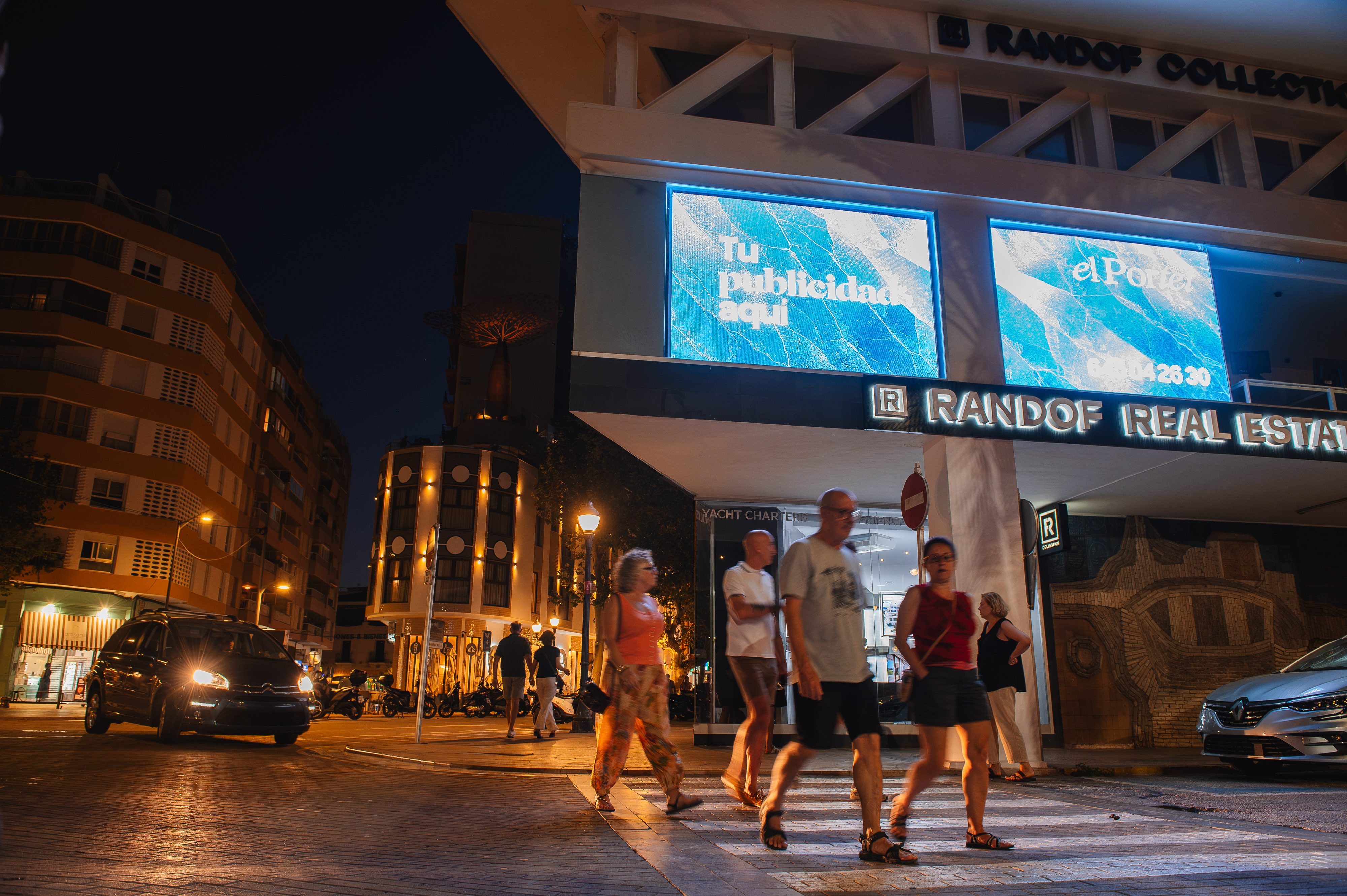 Cruce de Dénia con las pantallas LED del club iluminadas