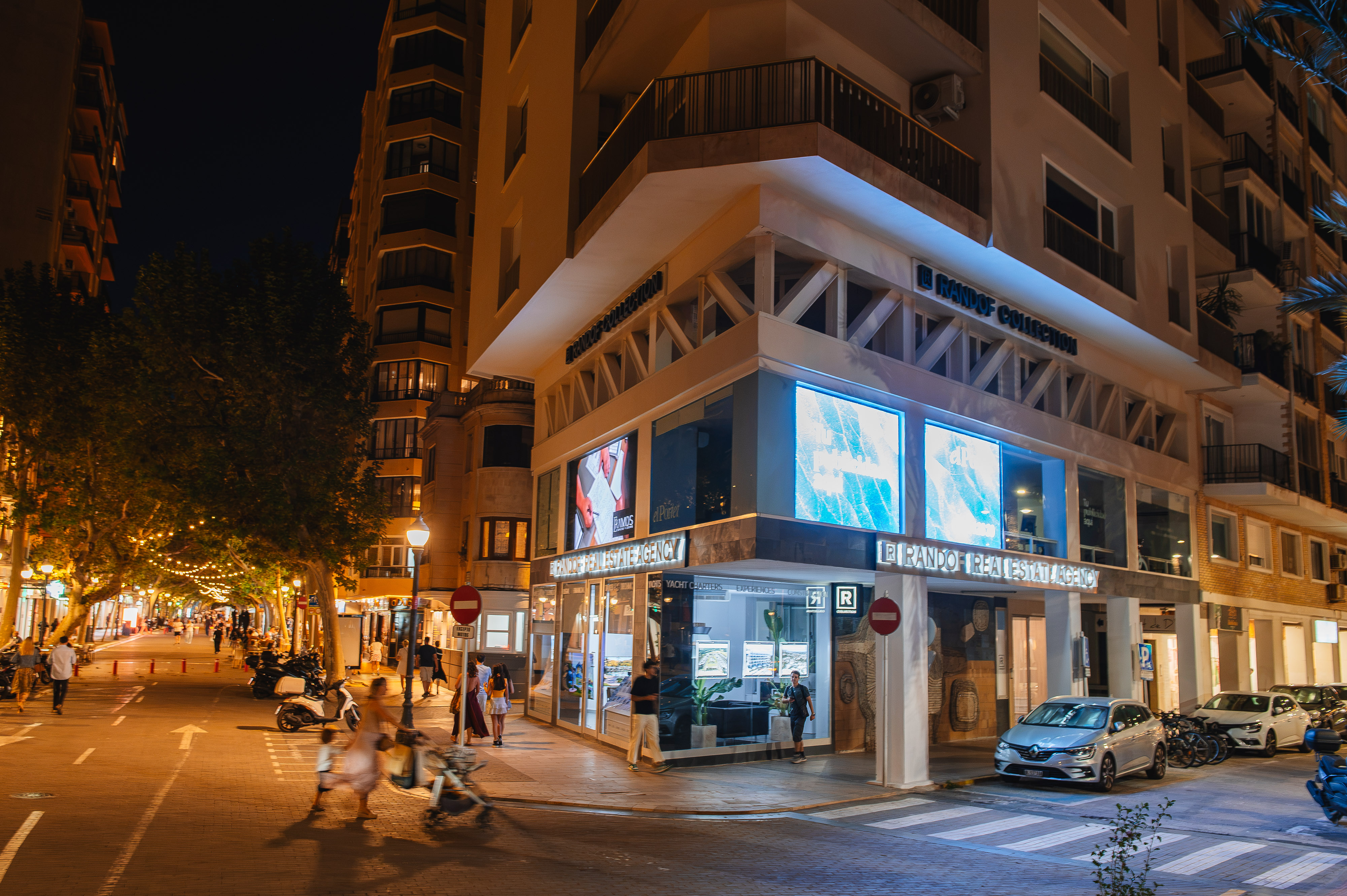 Fachada con pantallas LED vistas desde la calle