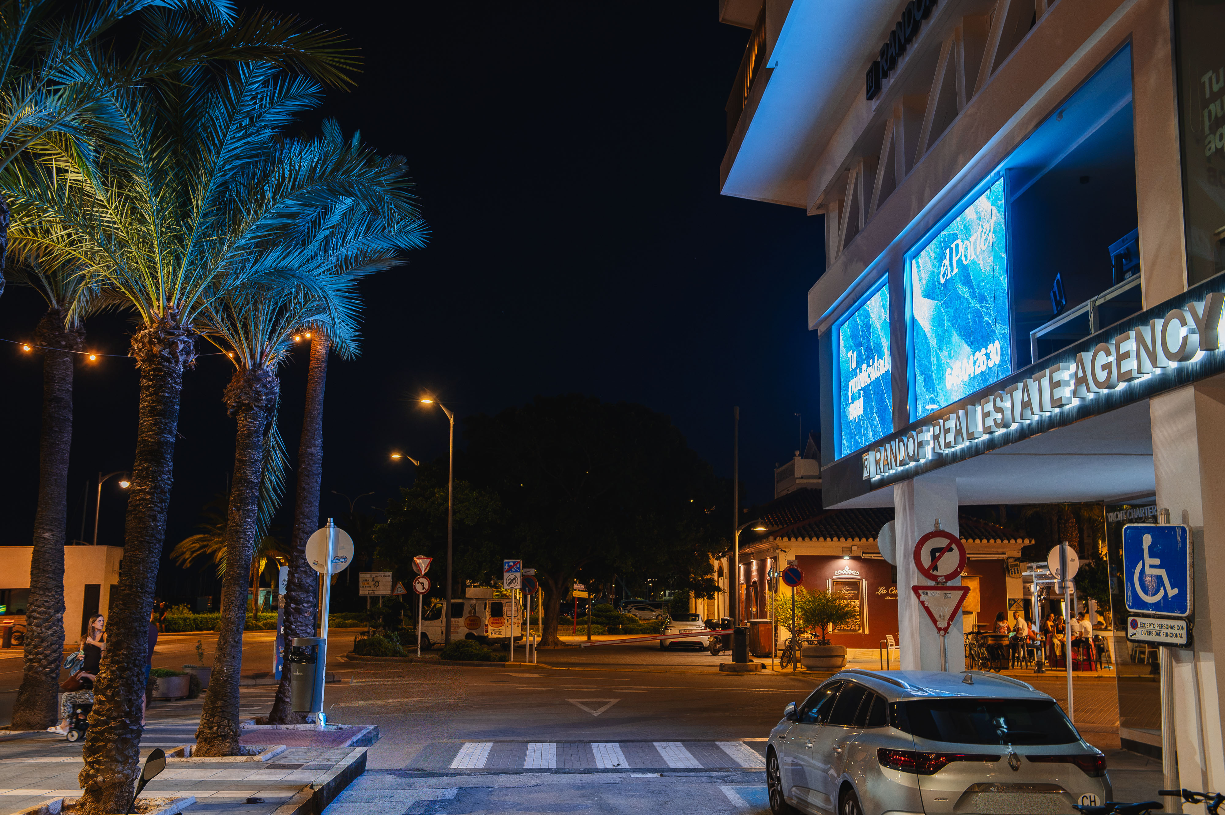 Esquina del club de noche con las pantallas LED azules encendidas
