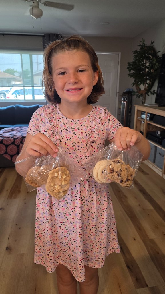 Amélie holding cookies