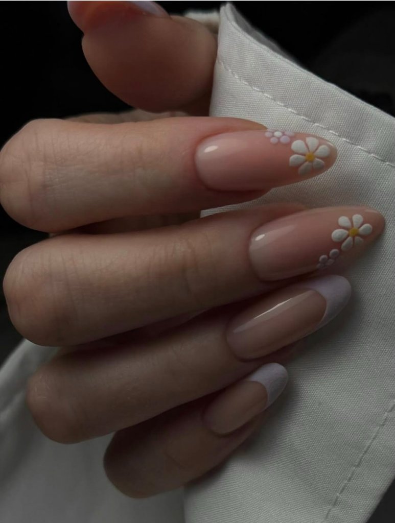 Nude nails with floral daisy design