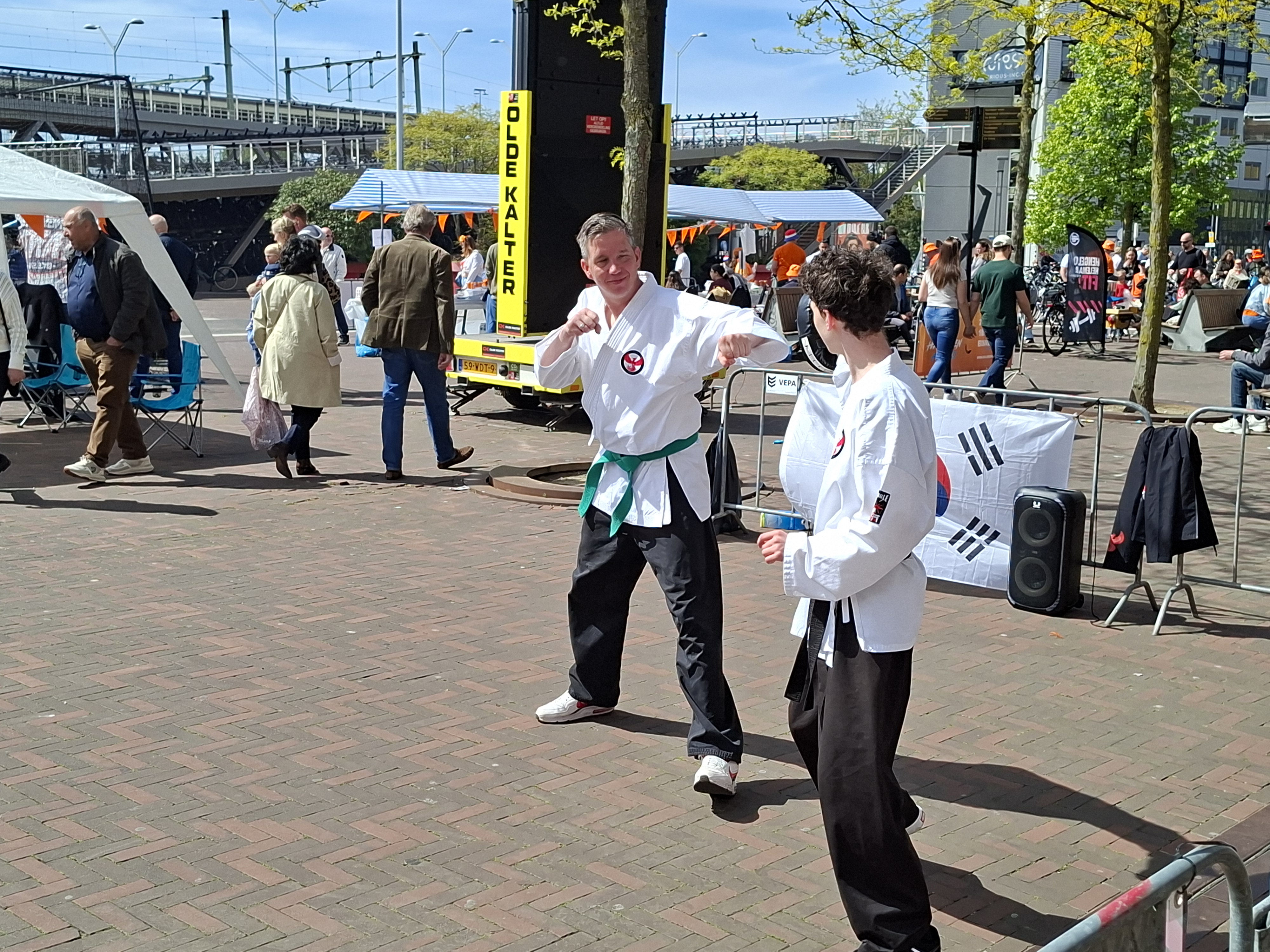 Karate-demo op het plein