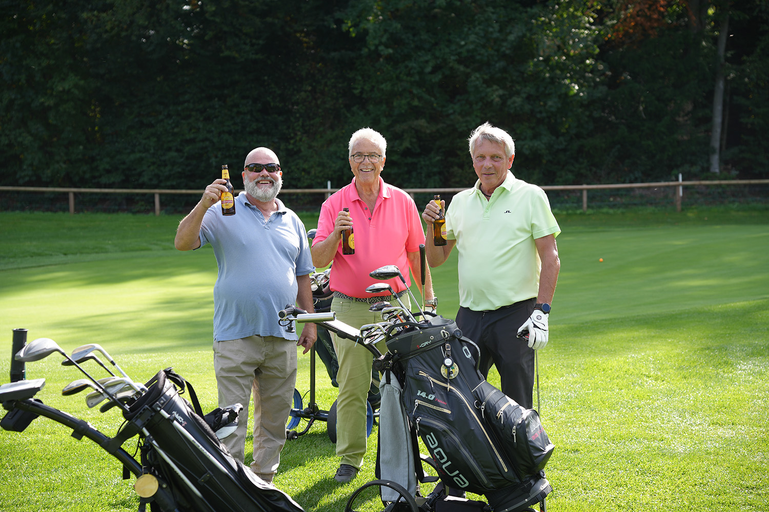 Zwei Spieler am Bunker auf dem Fairway