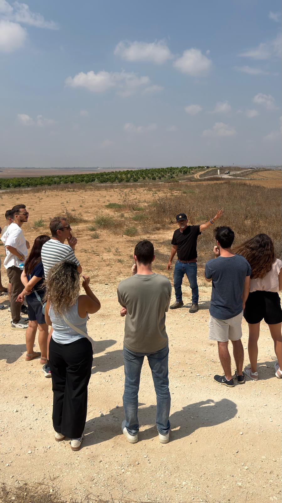 מדריך מוביל קבוצה בסיור לימודי