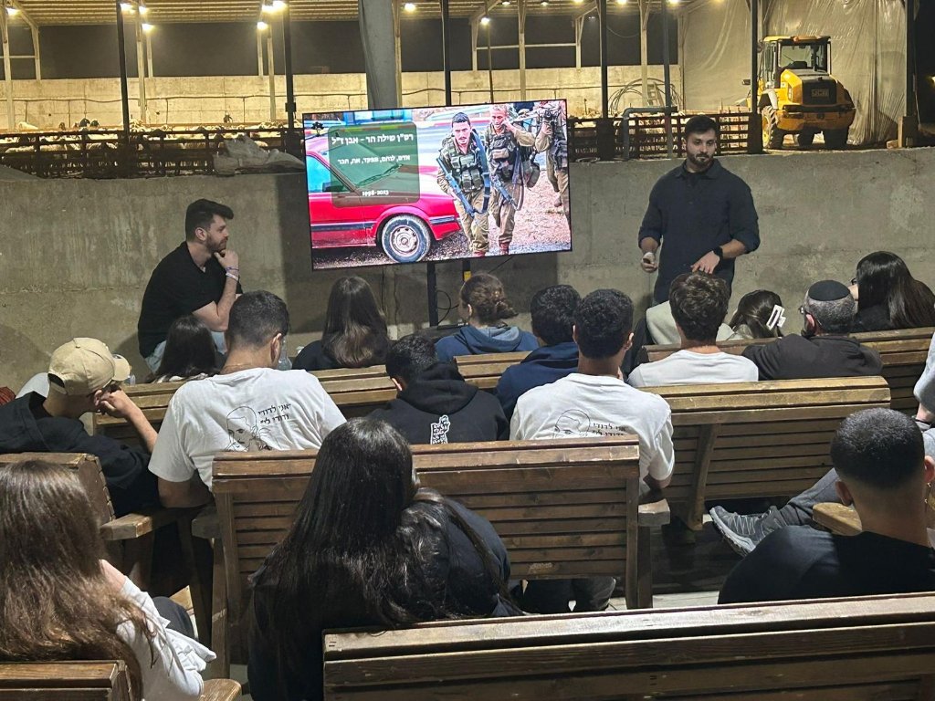הרצאה של רכס מול קבוצת נוער