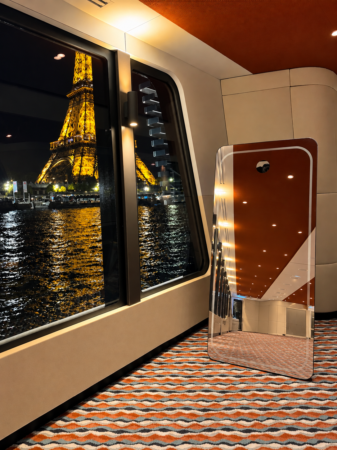 Miroir photobooth sur une péniche de nuit avec la Tour Eiffel