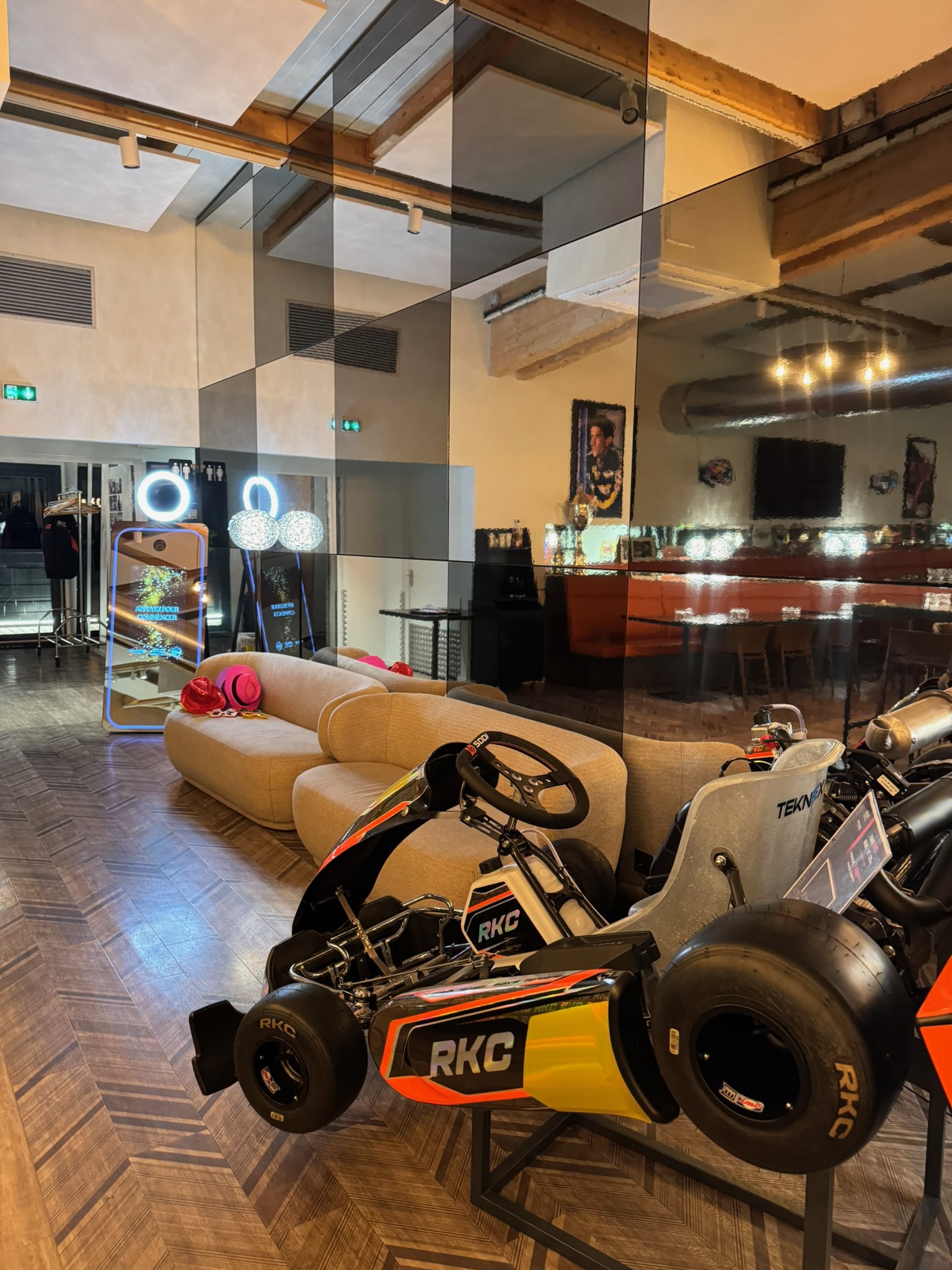Miroirs photobooth Ilumi Events dans un lounge avec karts