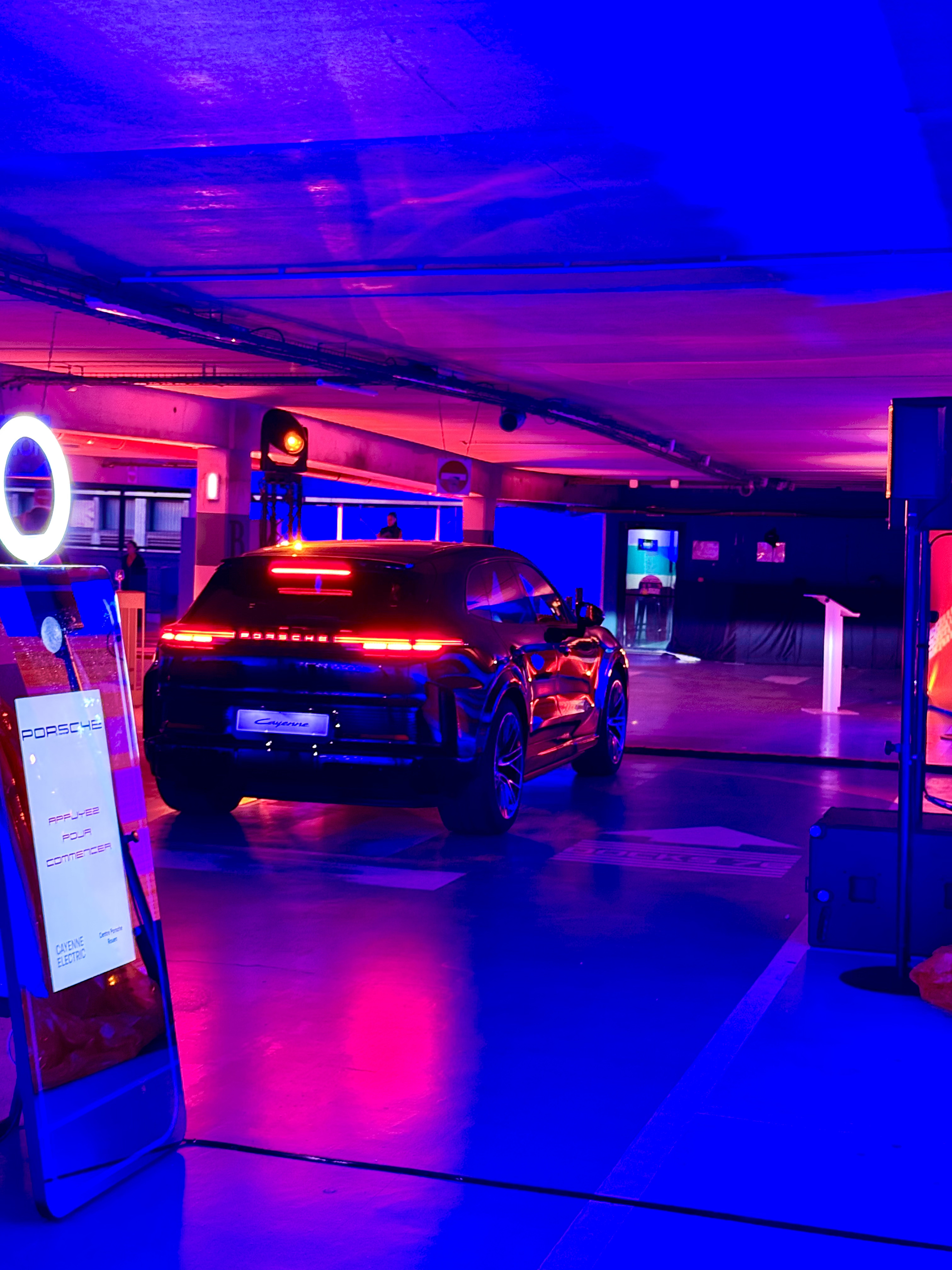 Miroir photobooth Ilumi Events lors d'une soirée d'entreprise Porsche