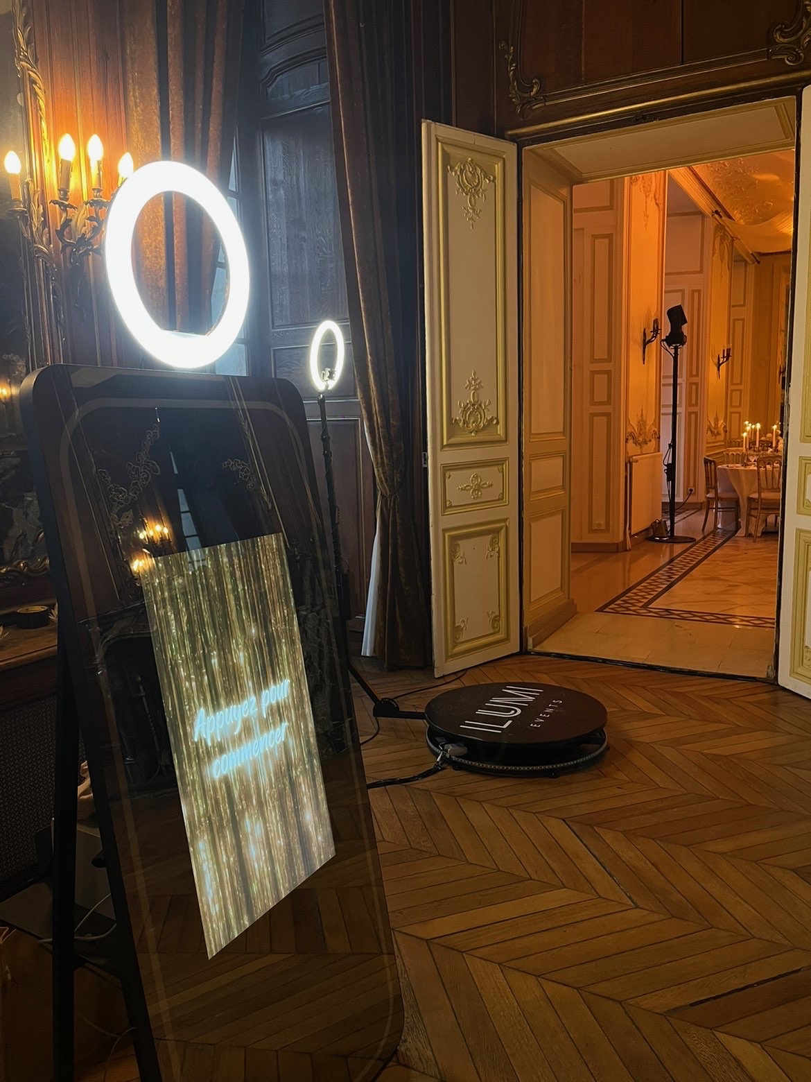 Miroir photobooth Ilumi Events dans un salon de mariage