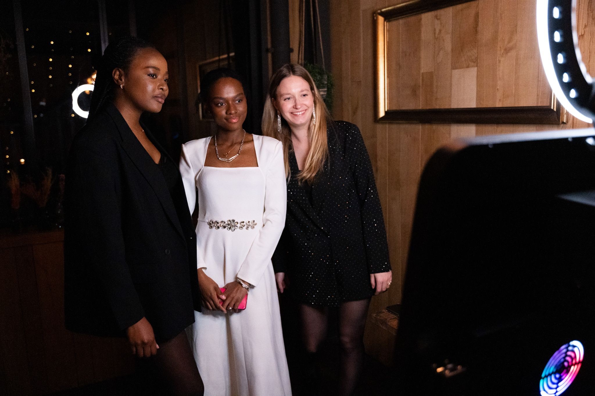 Trois invitées posant devant le photobooth