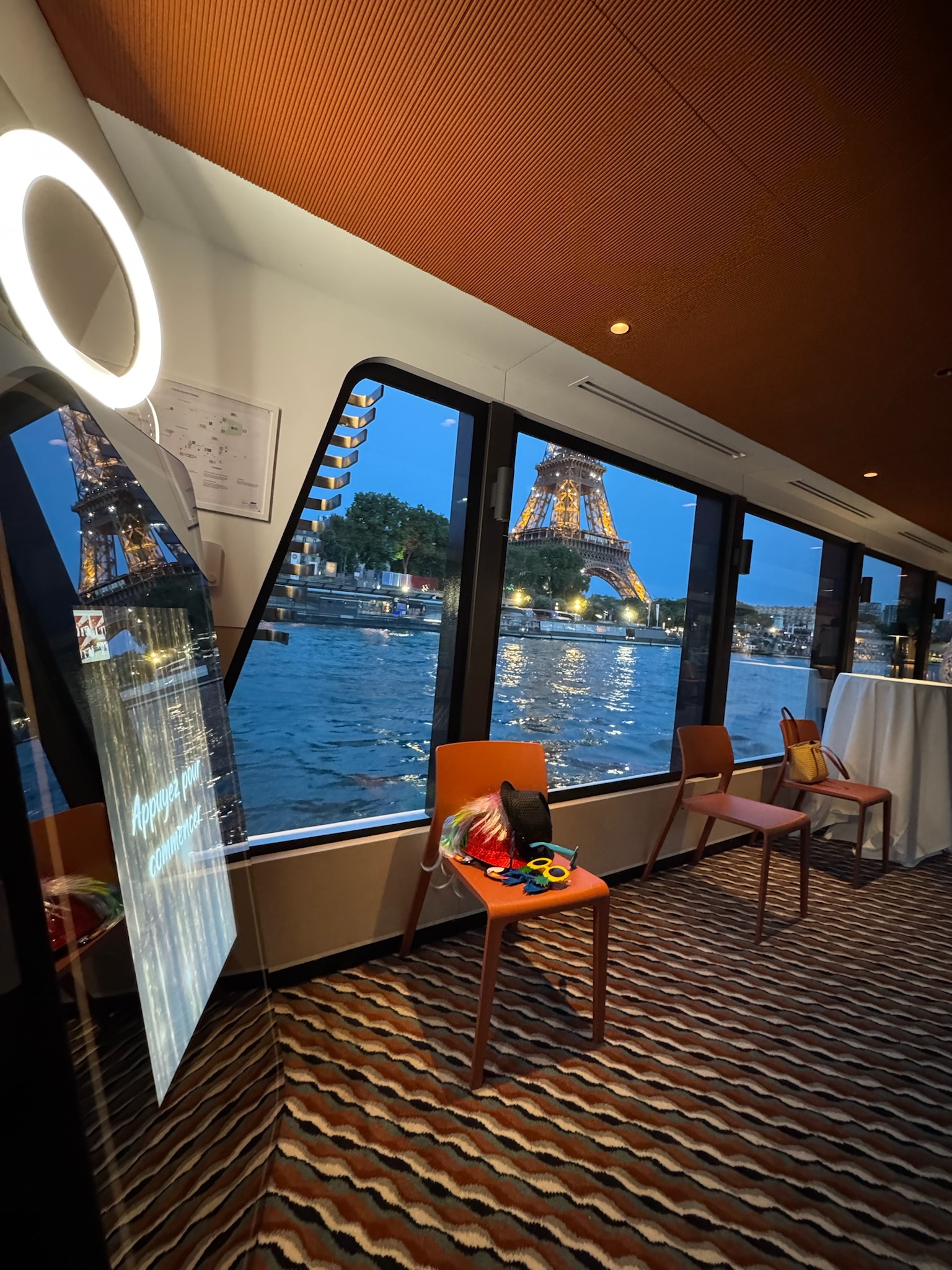 Miroir photobooth sur une péniche face à la Tour Eiffel
