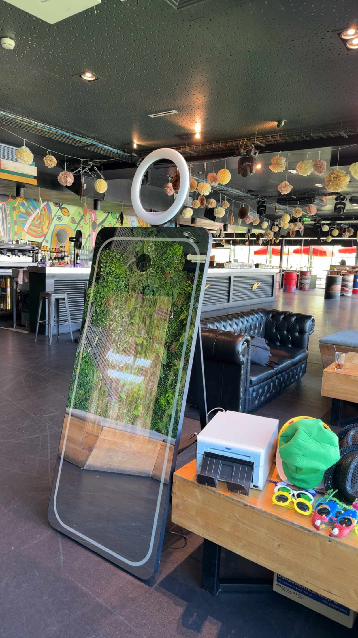 Miroir photobooth Ilumi Events dans un bar festif