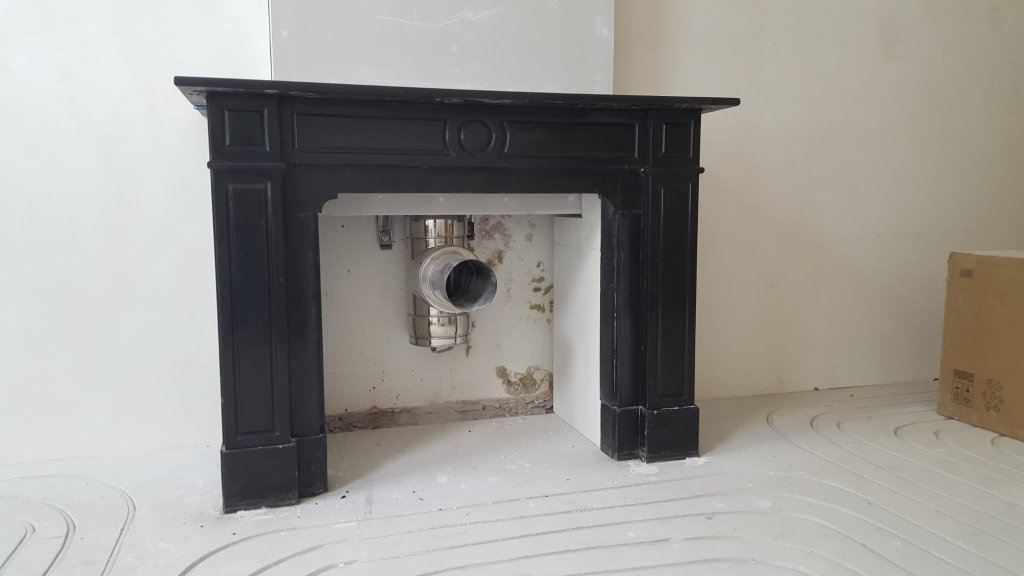 Monumentale open haard met strakke hardstenen omlijsting