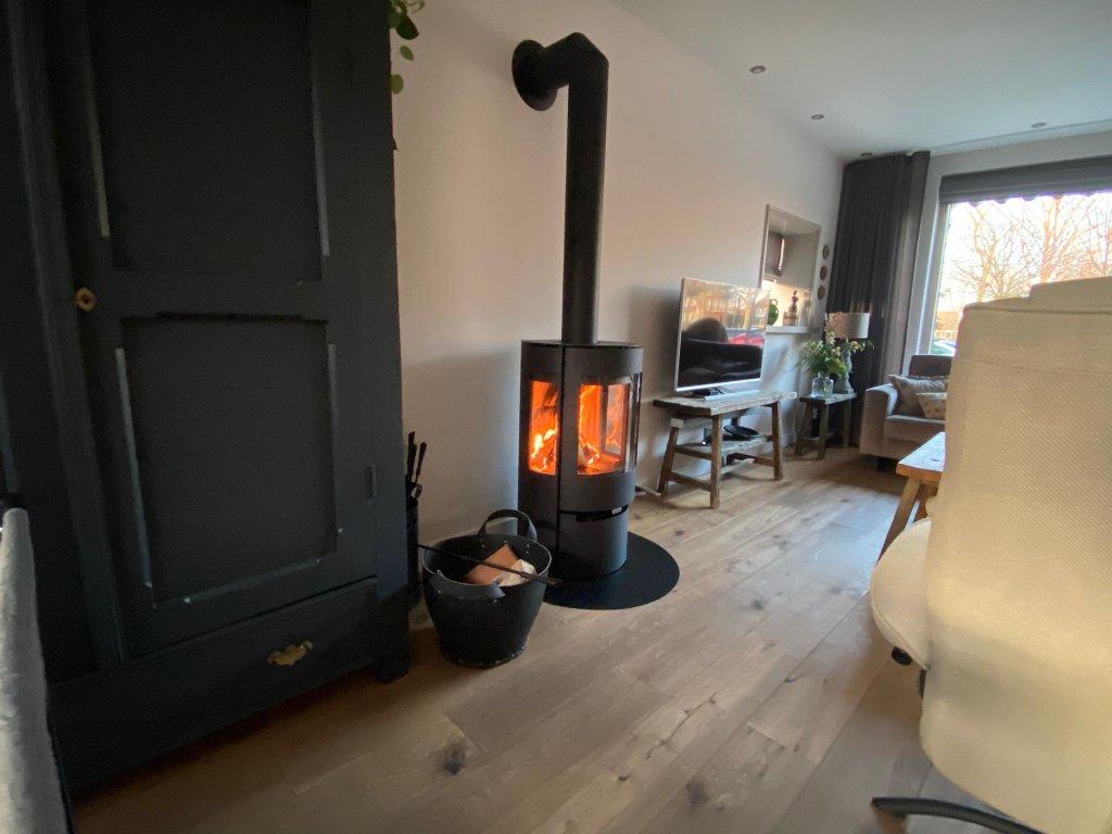 Vrijstaande houtkachel met panoramisch glas