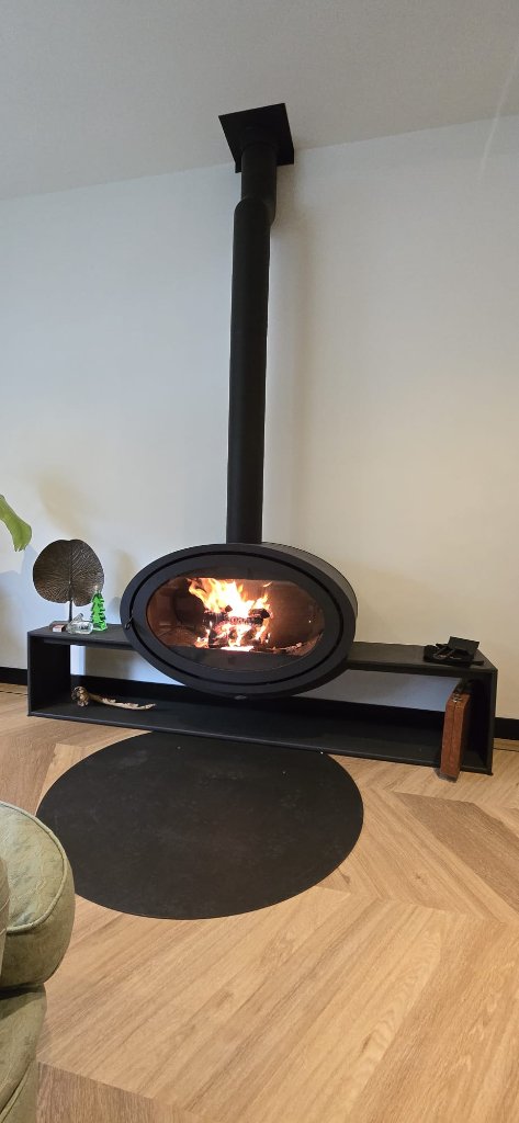 Design ovale houtkachel op stalen sokkel