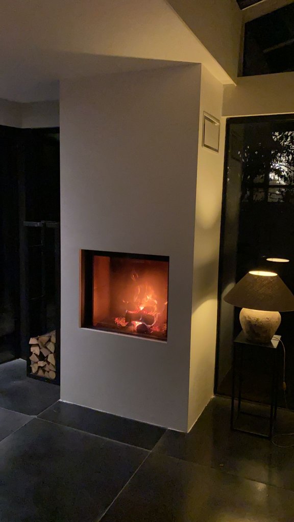 Moderne inbouwhaard in strak wit volume
