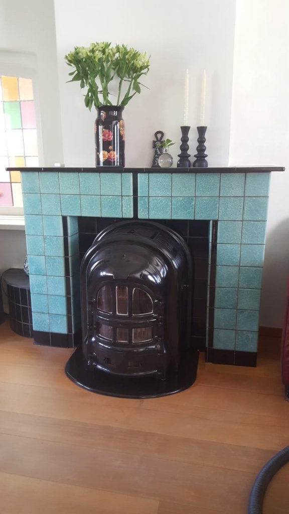 Authentieke tegelschouw met Art Nouveau kachel