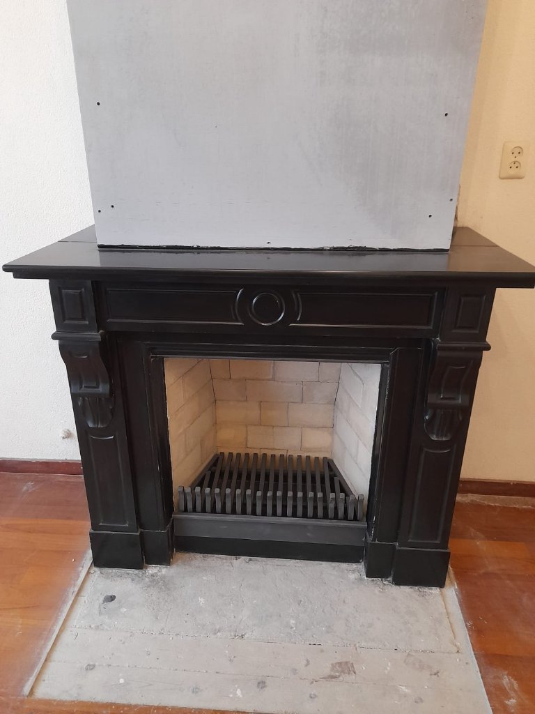 Monumentale schouw in gepolijste hardsteen