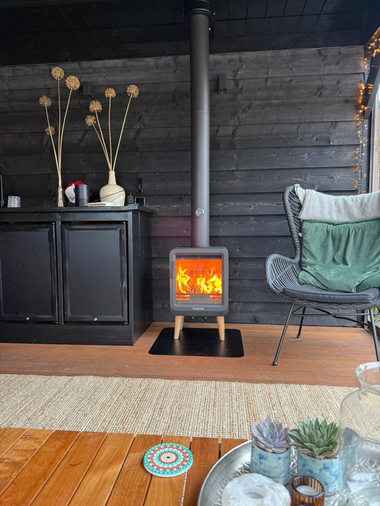 Compacte houtkachel op overdekt terras