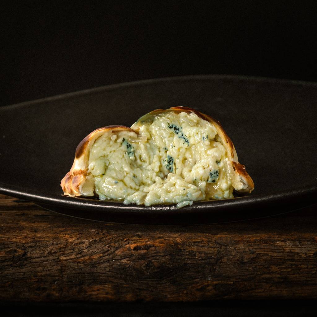 Empanada de Queso Azul y Cebolla Caramelizada