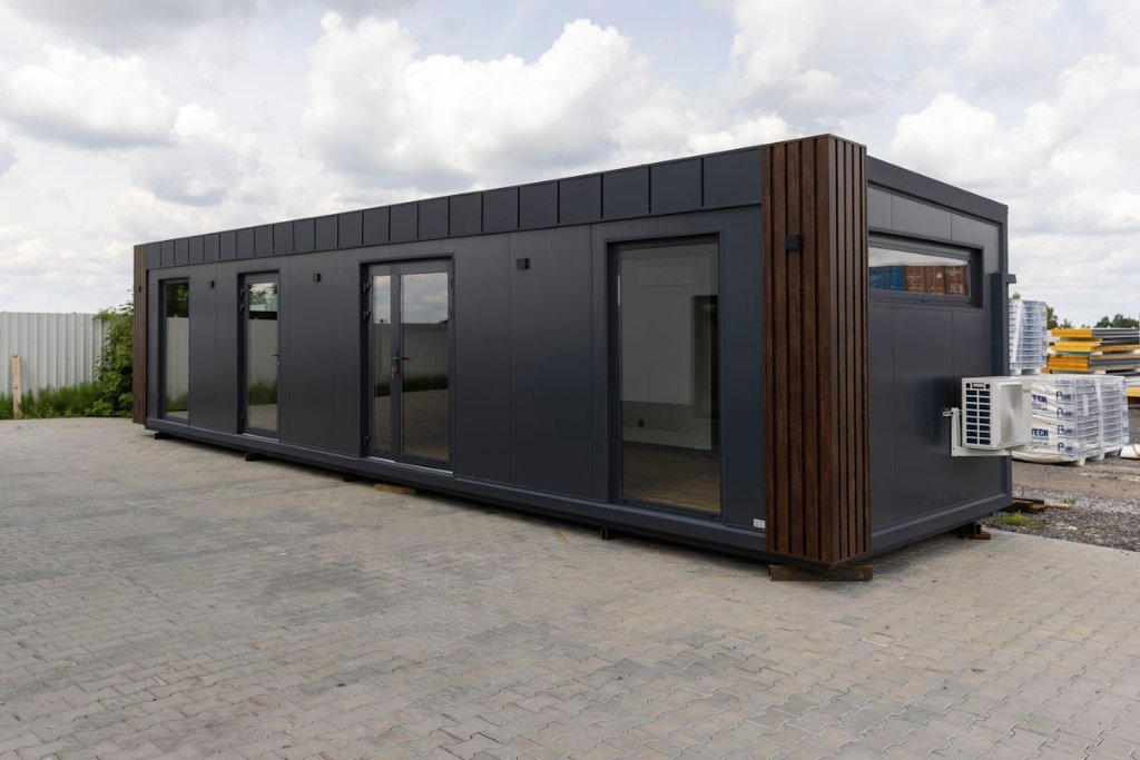 Mobiler Wohncontainer mit Glaselementen und dunklem Finish