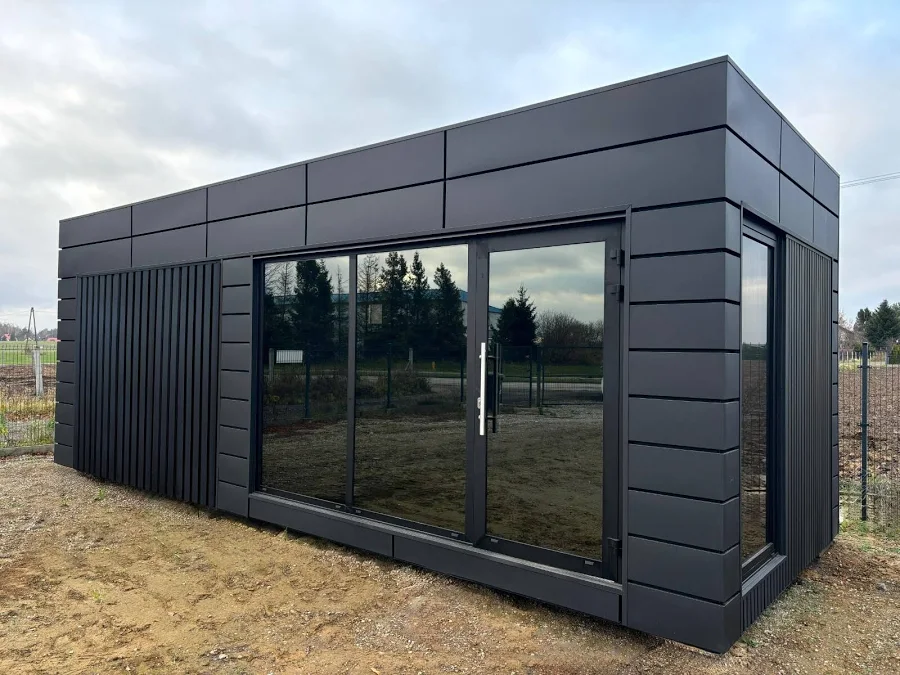 Winterfester Wohncontainer mit großen Glasfronten