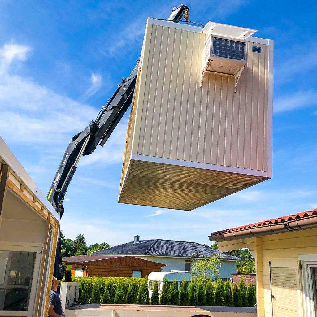 Wohncontainer wird per LKW-Kran geliefert