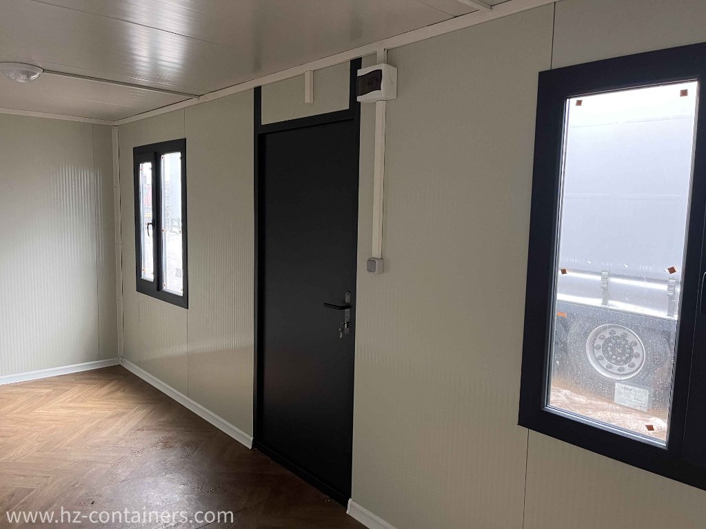 Bürocontainer Innenraum mit Fenster, Tür und Elektrik