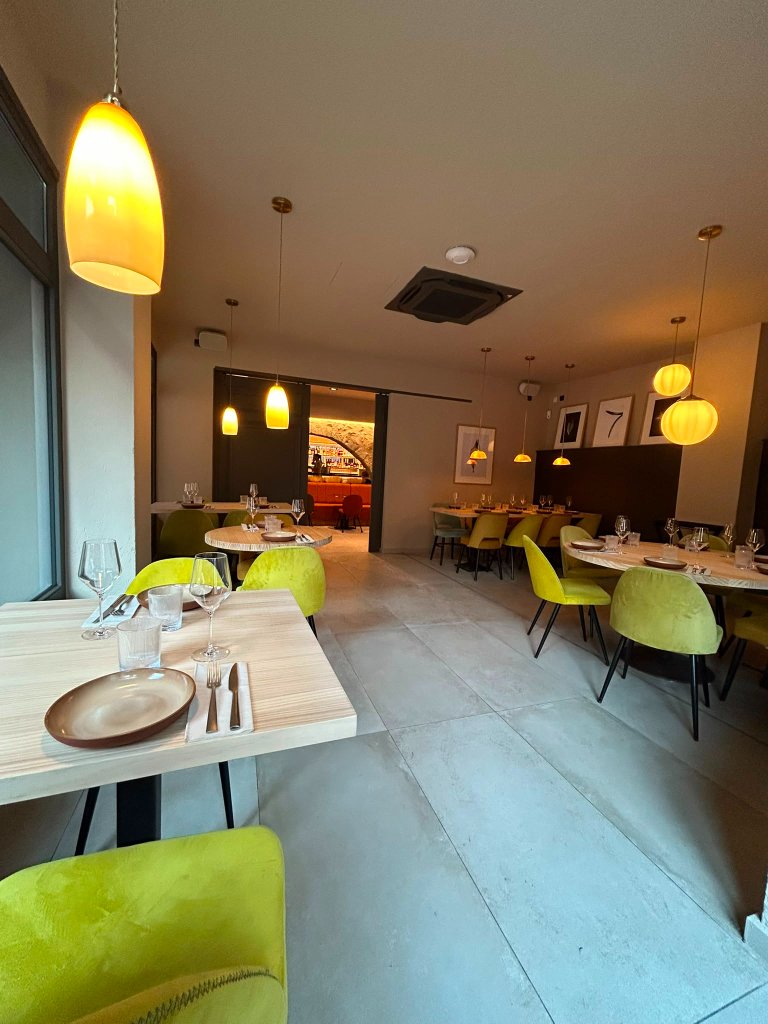 Sala amb llums càlides
