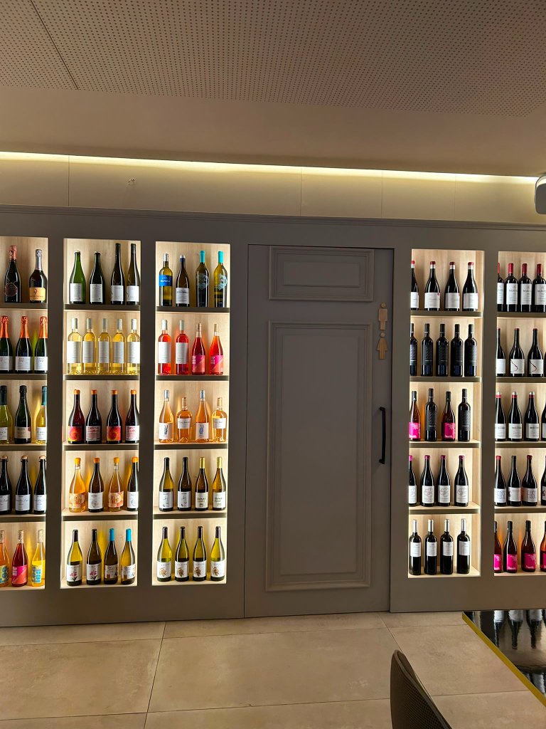 Celler de vins il·luminat