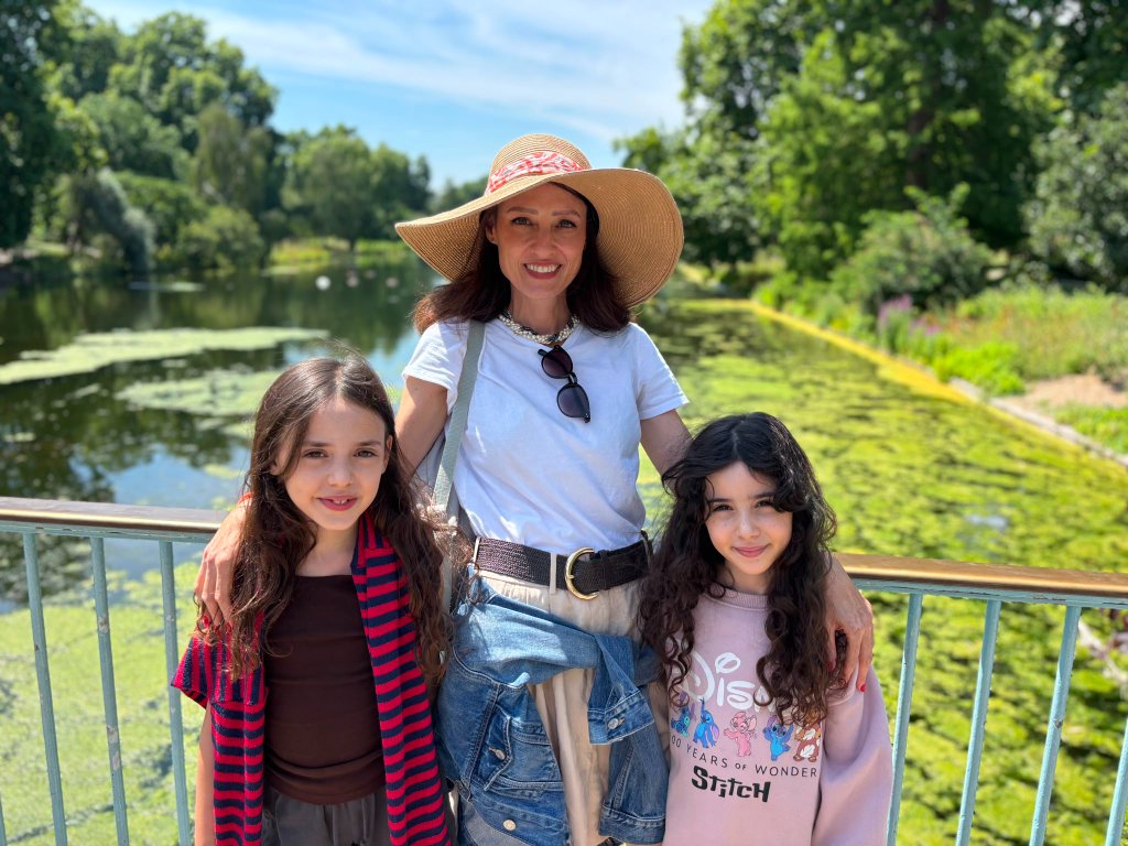Noa with her daughters